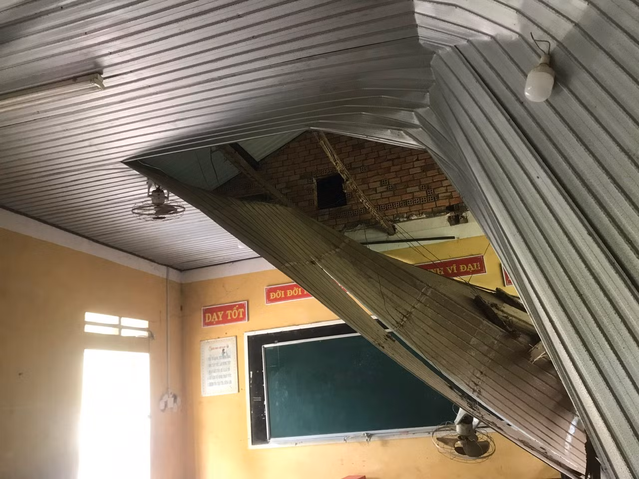 Phần trần nhà bị đổ sập.