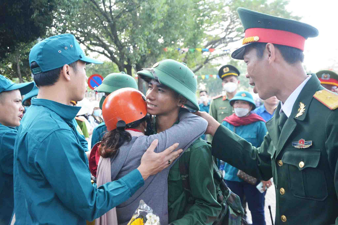 Người thân trao cái ôm ấm áp, động viên tân binh lên đường Người thân trao cái ôm ấm áp, động viên tân binh lên đường