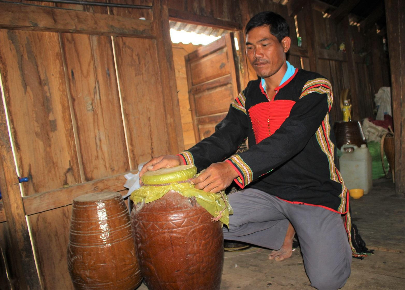 Thu hoạch xong mùa màng, bà con thường mang chóe ra ủ rượu cần. Theo kinh nghiệm của những người chuyên ủ rượu, chóe càng cổ rượu càng ngon vì ruột những chiếc chóe cổ không tráng men dễ dàng để cho men rượu bám và lên men. Thu hoạch xong mùa màng, bà con thường mang chóe ra ủ rượu cần. Theo kinh nghiệm của những người chuyên ủ rượu, chóe càng cổ rượu càng ngon vì ruột những chiếc chóe cổ không tráng men dễ dàng để cho men rượu bám và lên men.