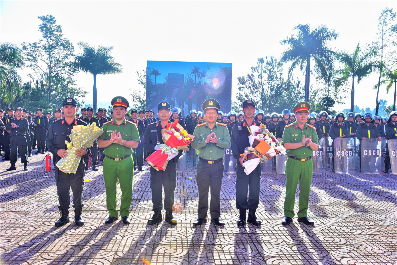 Các đồng chí lãnh đạo Công an tỉnh tặng hoa chúc mừng cuộc diễn tập thành công Các đồng chí lãnh đạo Công an tỉnh tặng hoa chúc mừng cuộc diễn tập thành công