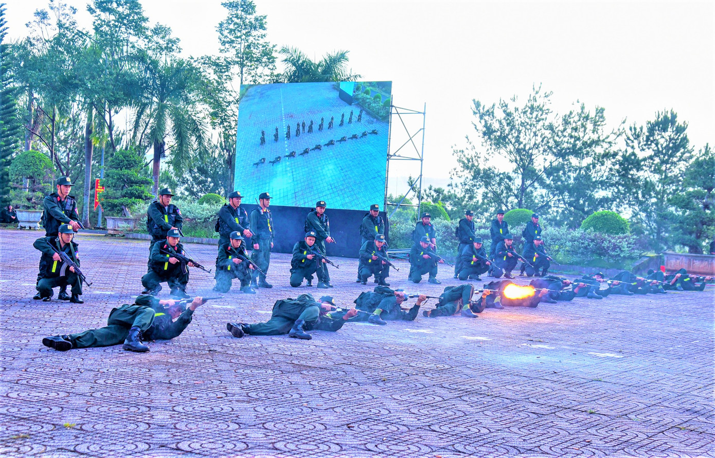 Lực lượng tham gia diễn tập phần sử dụng vũ khí chiến đấu Lực lượng tham gia diễn tập phần sử dụng vũ khí chiến đấu