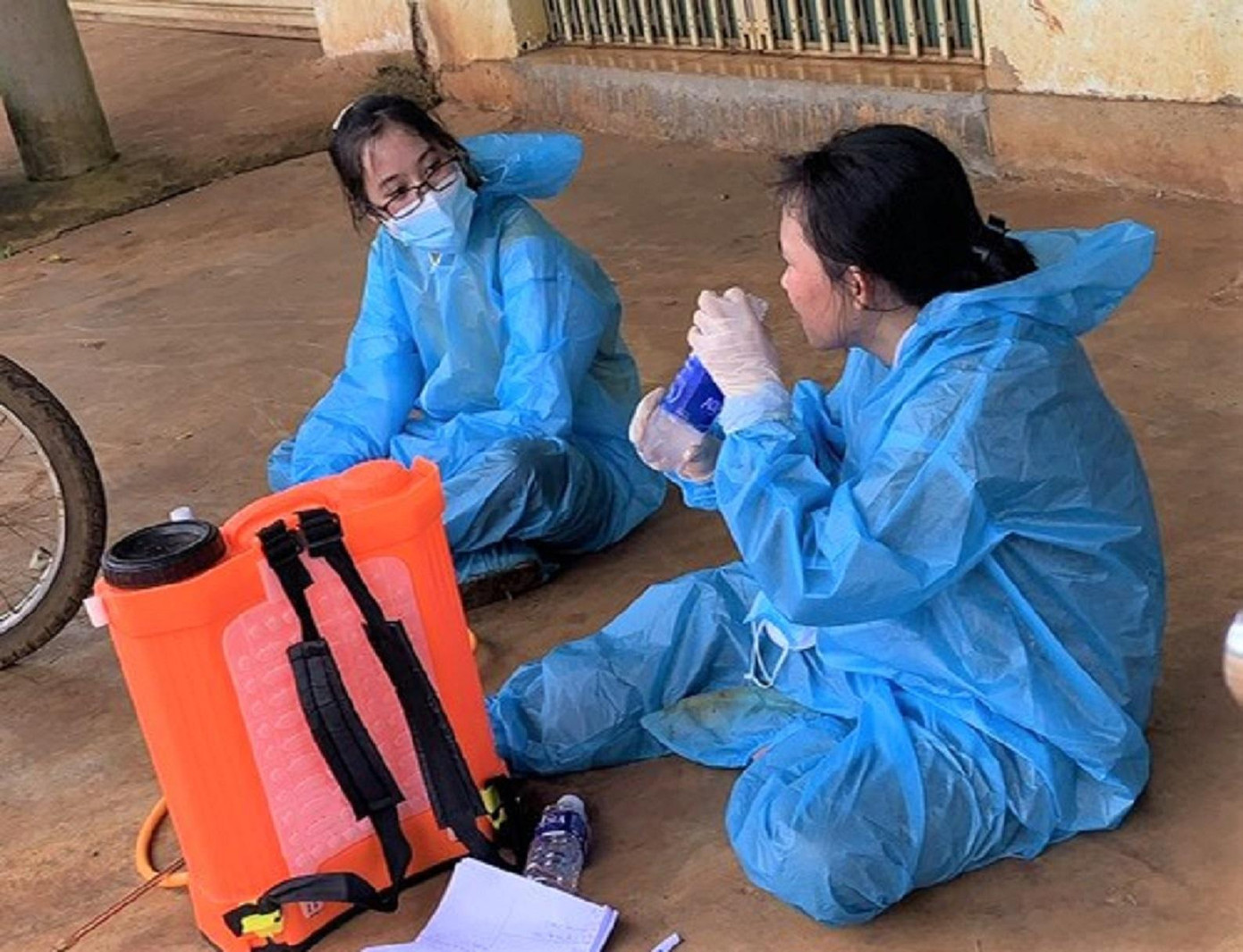 Phút nghỉ ngơi của các tình nguyện viên. Ảnh: Vũ Cường Phút nghỉ ngơi của các tình nguyện viên. Ảnh: Vũ Cường