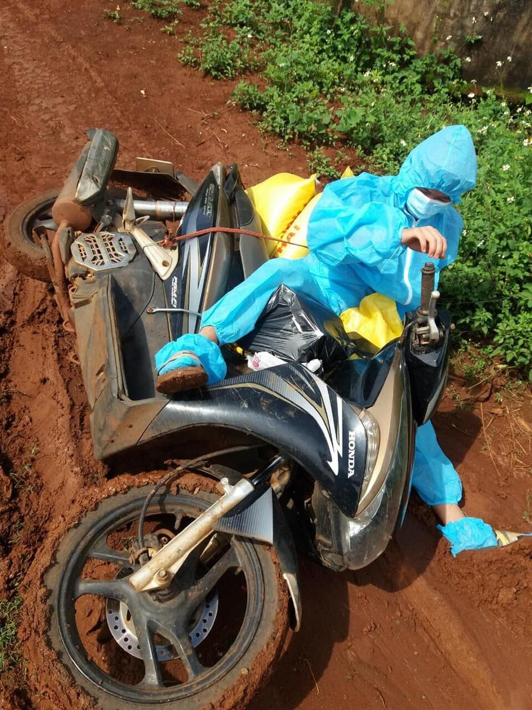 Một tình nguyện viên bị ngã khi vào xã Cư Né. Ảnh: Vũ Cường Một tình nguyện viên bị ngã khi vào xã Cư Né. Ảnh: Vũ Cường