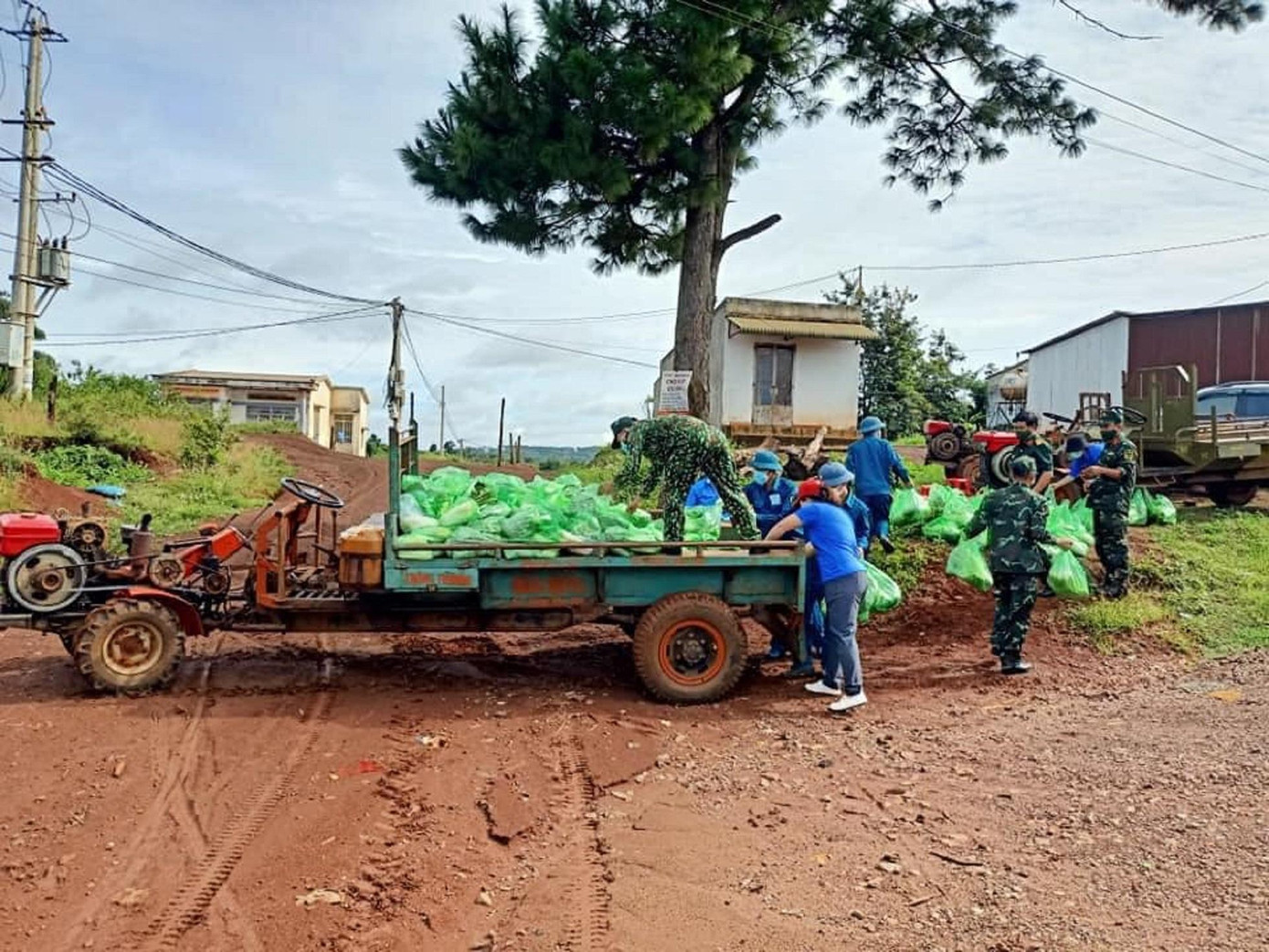 Thanh niên cùng lực lượng quân đội tặng nhu yếu phẩm cho người dân vùng dịch. Ảnh: Vũ Cường Thanh niên cùng lực lượng quân đội tặng nhu yếu phẩm cho người dân vùng dịch. Ảnh: Vũ Cường
