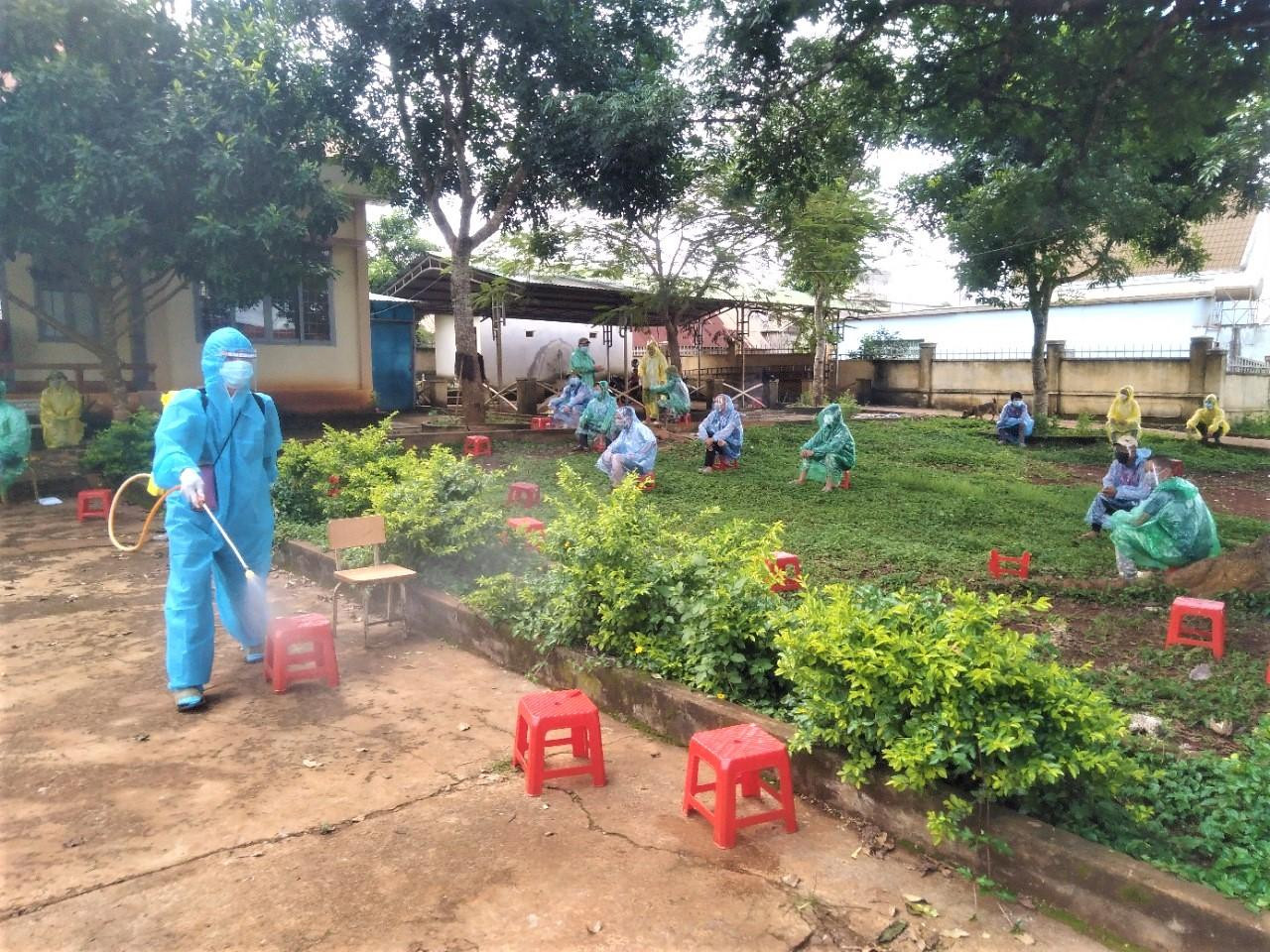 Đội thanh niên tình nguyện phun thuốc khử khuẩn. Ảnh: Vũ Cường Đội thanh niên tình nguyện phun thuốc khử khuẩn. Ảnh: Vũ Cường