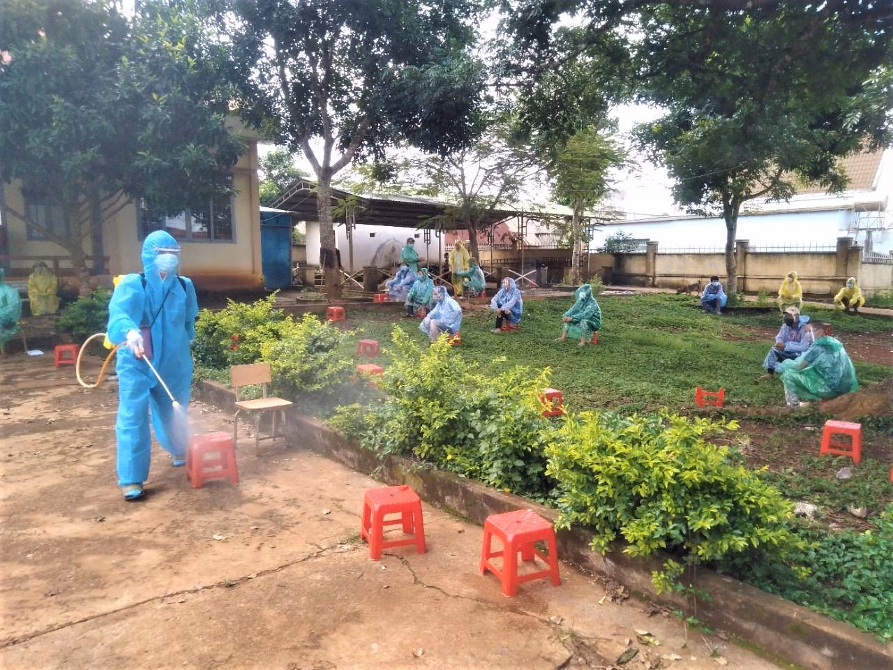 Đội thanh niên tình nguyện phun thuốc khử khuẩn. Ảnh: Vũ Cường Đội thanh niên tình nguyện phun thuốc khử khuẩn. Ảnh: Vũ Cường