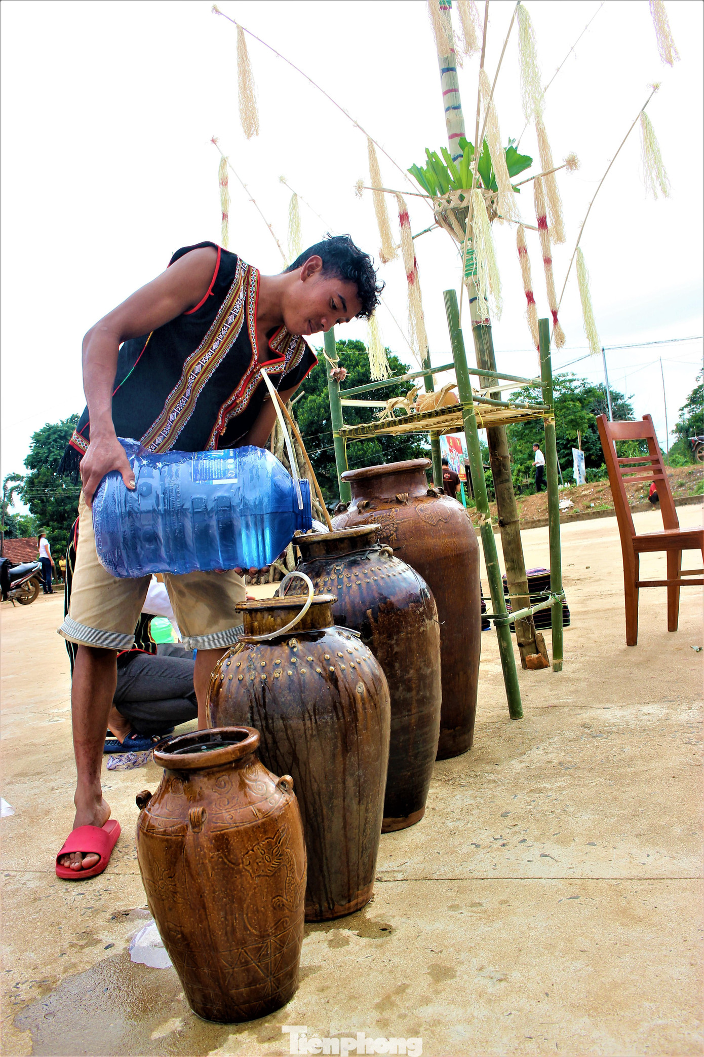 Thanh niên chuẩn bị rượu cần. Lễ hội càng lớn thì càng nhiều chóe rượu cần.