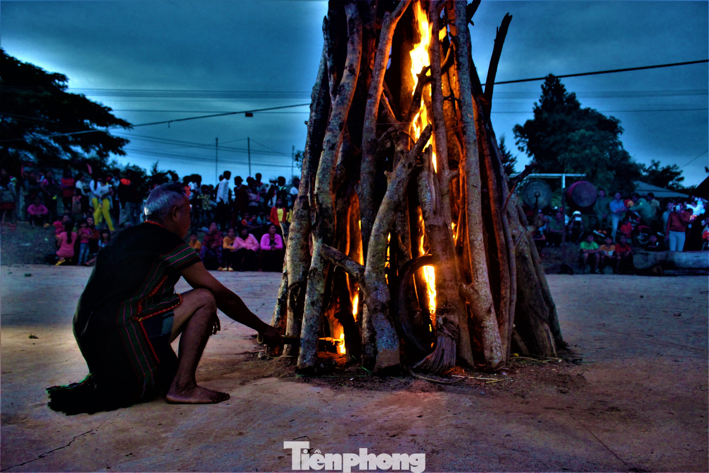 Kết thúc nghi lễ, già làng khai hội bằng cách châm ngọn đuốc vào đống củi to được chuẩn bị sẵn. Bà con bắt đầu uống rượu cần, nếm những món ăn truyền thống.