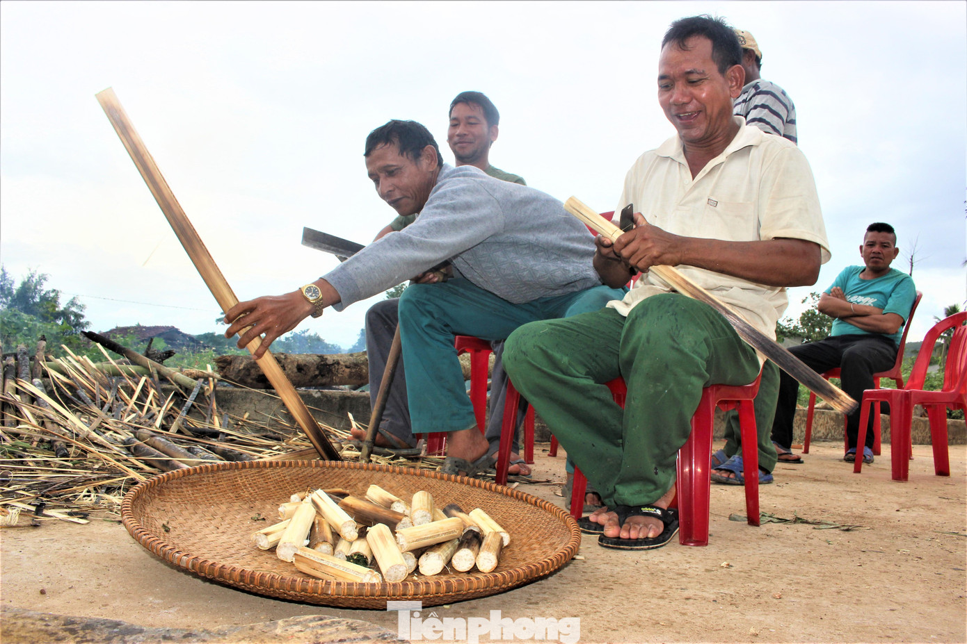 Để chuẩn bị cho lễ hội, đông đảo người dân tề tụ về nhà văn hóa cộng đồng chuẩn bị các món ăn truyền thống cúng tế thần linh và để người dân thưởng thức khi vui hội. Cơm lam là món ăn truyền thống, không thể thiếu trong các dịp lễ hội quan trọng của đồng bào Tây Nguyên. Loại cơm được nấu trong ống tre tươi, nướng qua lửa cho đến khi chín đều, ăn kèm với lạc vừng hoặc món ớt giã đủ loại lá rừng rất đặc trưng của đồng bào Tây Nguyên.