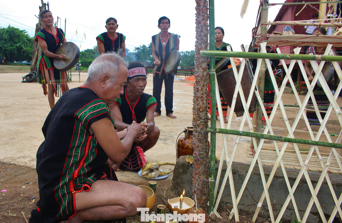 Một lần xuống Đắk Nông công tác, tôi may mắn được tham dự lễ hội Tăm Blang M'prang Bon (tức Lễ hội rào bon trồng cây Blang) của người M'nông Preh ở xã Nâm Nung, huyện Krông Nô. Trước khi mở lễ hội, bà con trong bon (buôn) xin phép thần linh và làm lễ trồng cây nêu, dựng hàng rào cổng bon bằng cây Blang. Lễ vật dâng lên thần linh gồm thịt gà, thịt heo, quả cà, sáp ong, cơm trắng, rượu cần, ớt xanh.