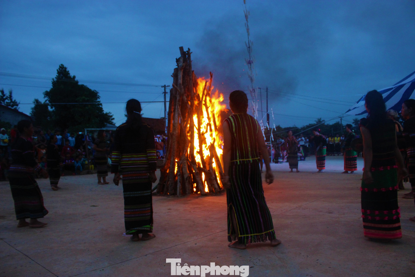 Say men nồng, đồng bào tiếp tục biểu diễn đánh chiêng, múa, thổi m'buốt… Đêm hội không chỉ có đồng bào M’nông mà các đồng bào Êđê, Kinh, Mường, Thái cùng chung vui.