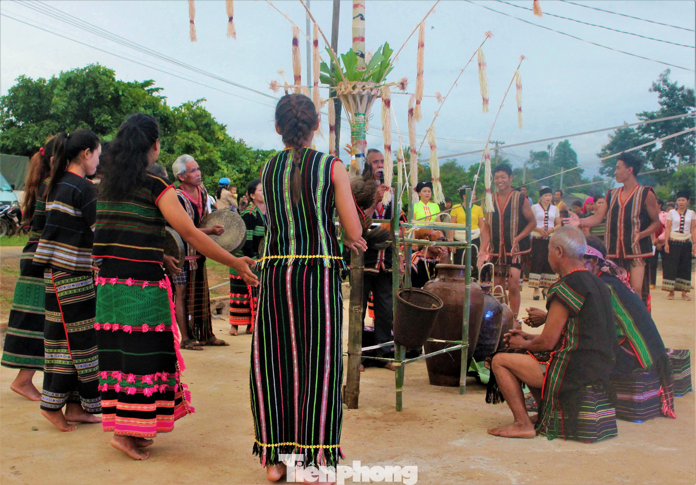 Khi người dân tề tụ đông đủ, già làng bắt đầu tiến hành nghi lễ chính thức bằng bài khấn mời thần linh, ông bà tổ tiên về dự lễ hội, cầu mong cho người người khoẻ mạnh, bon làng luôn bình yên, cây cối tươi tốt, mùa màng bội thu.