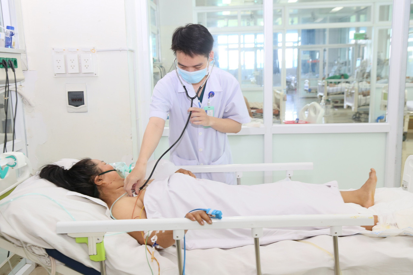 Bác sĩ kiểm tra sức khoẻ của bệnh nhân H. Bác sĩ kiểm tra sức khoẻ của bệnh nhân H.