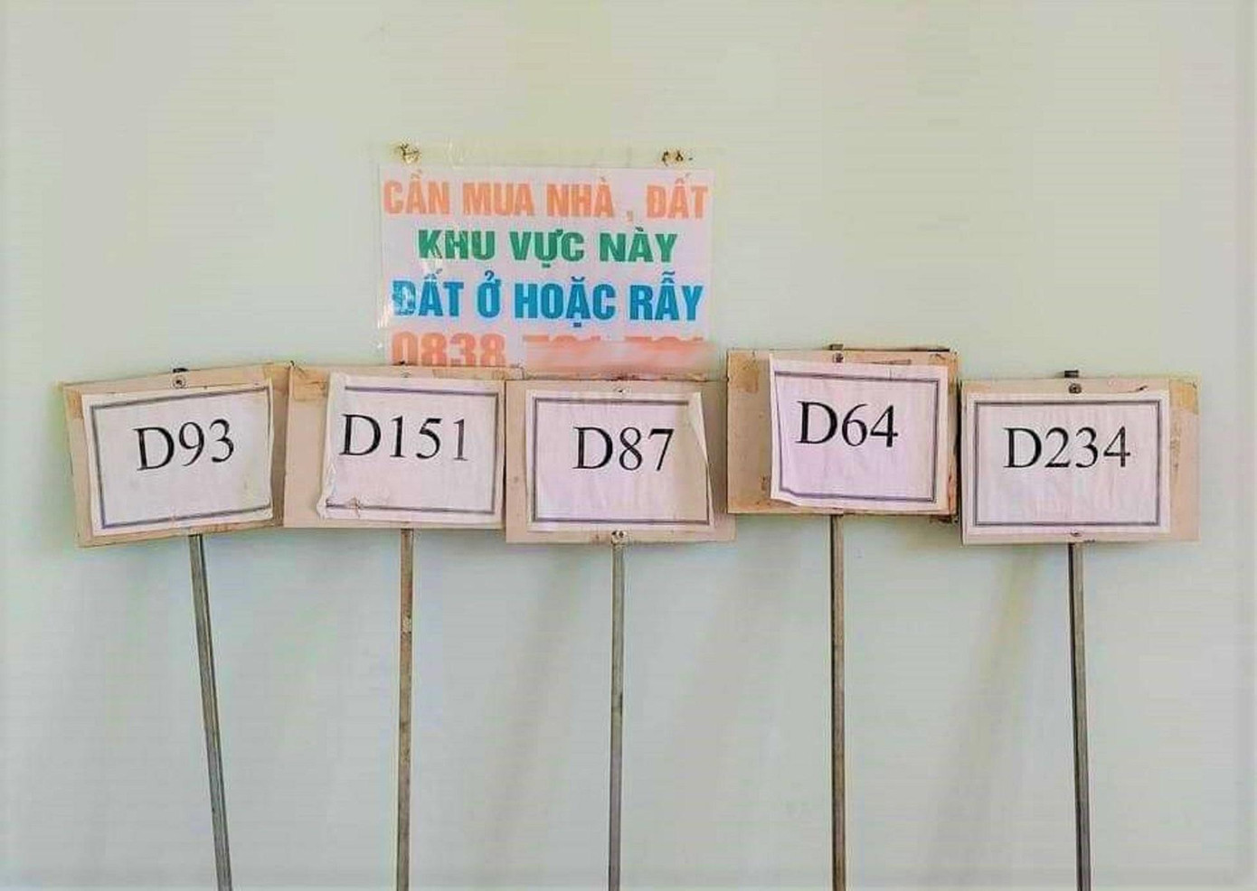 Bảng "quy hoạch" do các đối tượng tự ý cắm tại các trục đường xã Hòa An Bảng "quy hoạch" do các đối tượng tự ý cắm tại các trục đường xã Hòa An