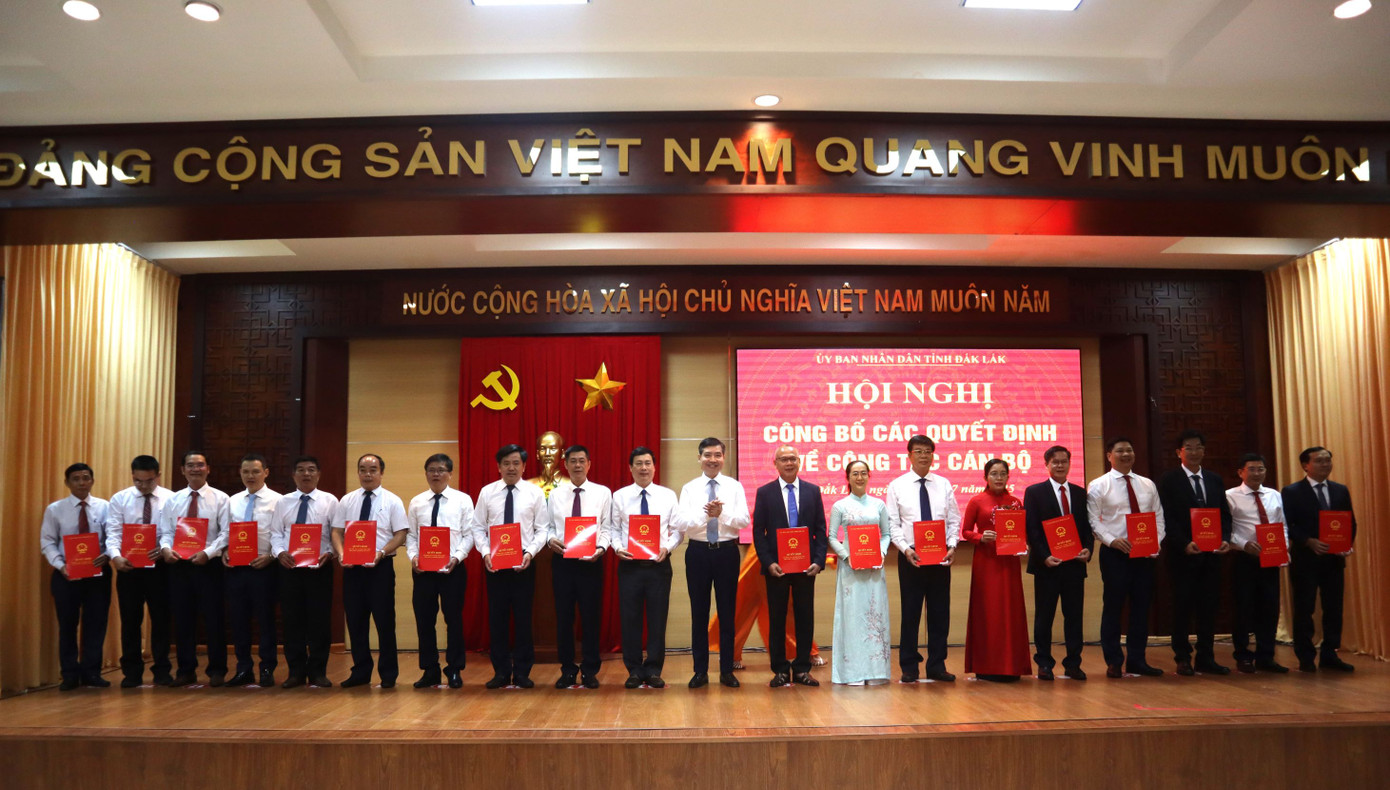 Chủ tịch UBND tỉnh Đắk Lắk trao quyết định bổ nhiệm lãnh đạo chủ chốt các sở, ban ngành Chủ tịch UBND tỉnh Đắk Lắk trao quyết định bổ nhiệm lãnh đạo chủ chốt các sở, ban ngành