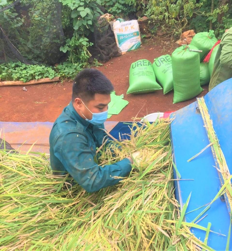 Dù đi vào vùng dịch bệnh hay vượt vài chục cây số để vận chuyển đồ dùng sinh hoạt cho người dân đang cách ly, các F0 đang điều trị các bệnh viện tại thị xã Buôn Hồ, huyện Krông Búk và TP. Buôn Ma Thuột, các chiến sĩ cũng không quản ngại.