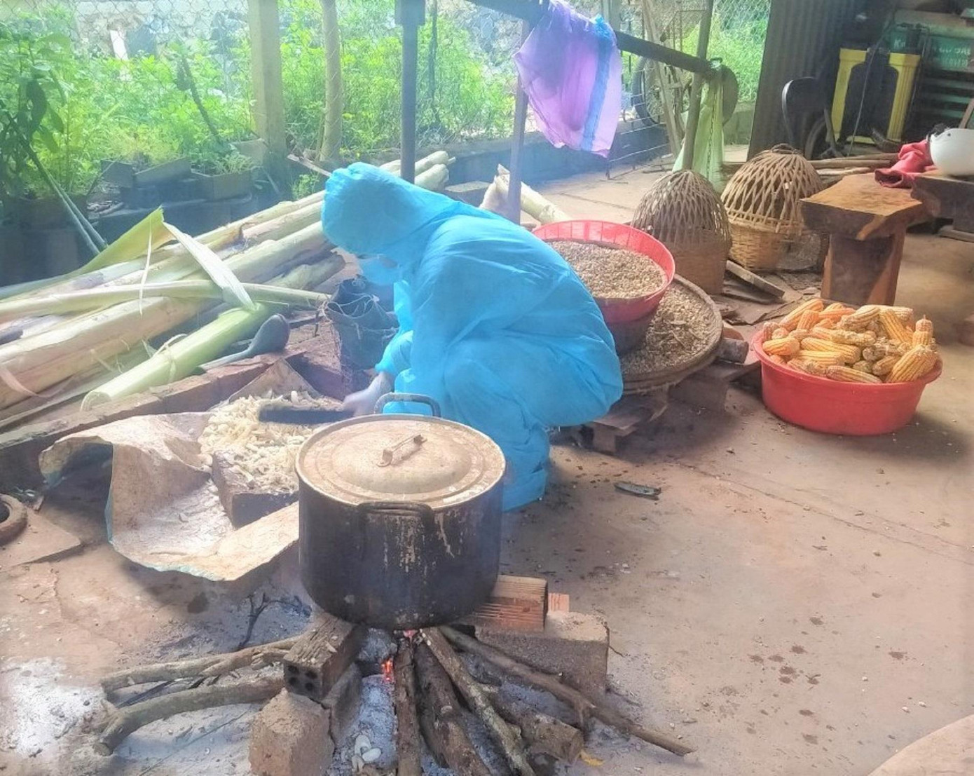 Có những hộ dân nuôi tới vài chục con lợn, gà vịt…, các chiến sĩ phải dậy từ 4 giờ sáng, nấu thức ăn cho đàn gia cầm để kịp thời gian thực hiện các nhiệm vụ phòng chống dịch khác. Đặc biệt, để ngăn ngừa nạn trộm cắp, nhất là những hộ gia đình phải đi cách ly tập trung, đêm đến các chiến sĩ sao vuông tăng cường tuần tra, đảm bảo tài sản cho người dân.