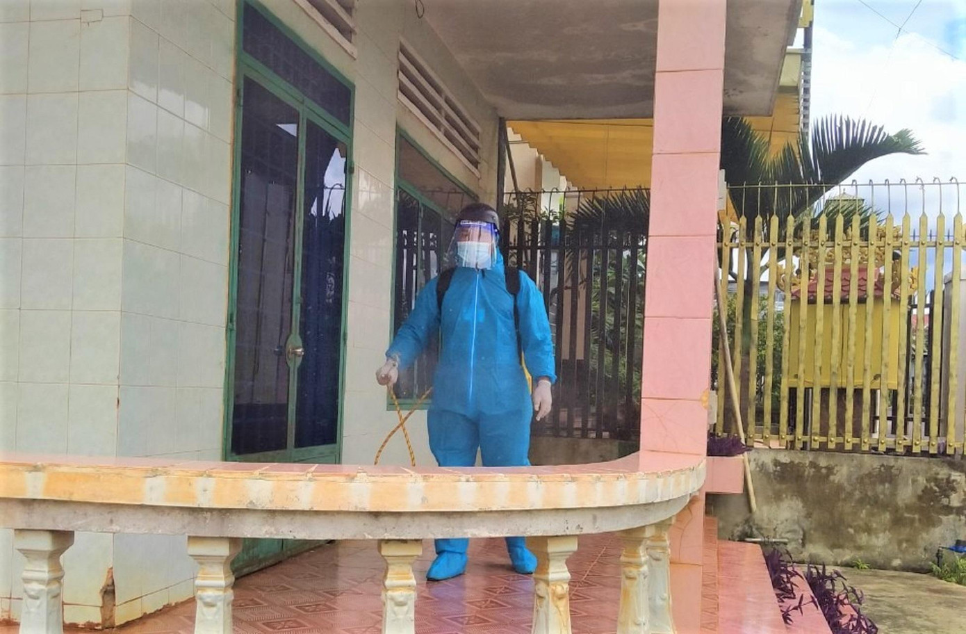 Anh Nguyễn Văn Hoàng Vũ, Phó Chỉ huy trưởng Ban CHQS phường nói thêm: “Dù vất vả nhưng anh em luôn động viên nhau, đặc biệt là sự ủng hộ, chia sẻ của gia đình. Nhiều hộ dân sau khi đi cách ly tập trung về thấy ruộng lúa đã được thu hoạch, phơi khô để gọn gàng trong nhà rất vui mừng, cảm ơn chúng tôi. Cuộc chiến với dịch COVID-19 còn dài và chúng tôi vẫn cố gắng hết sức giúp đỡ bà con buôn làng”.