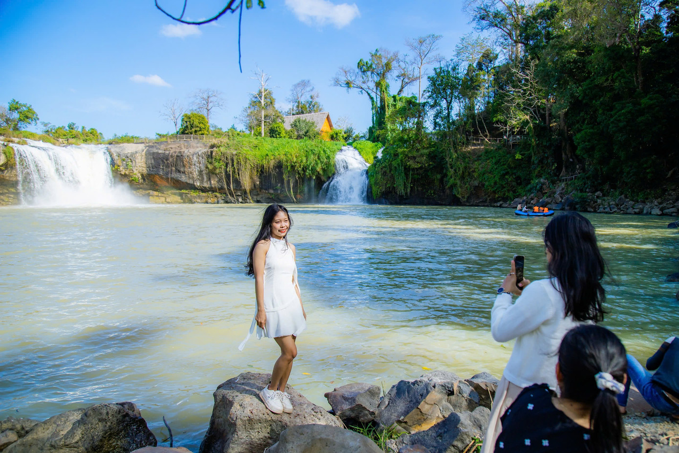 Du khách chụp ảnh kỉ niệm bên thác nước Dray Sáp.