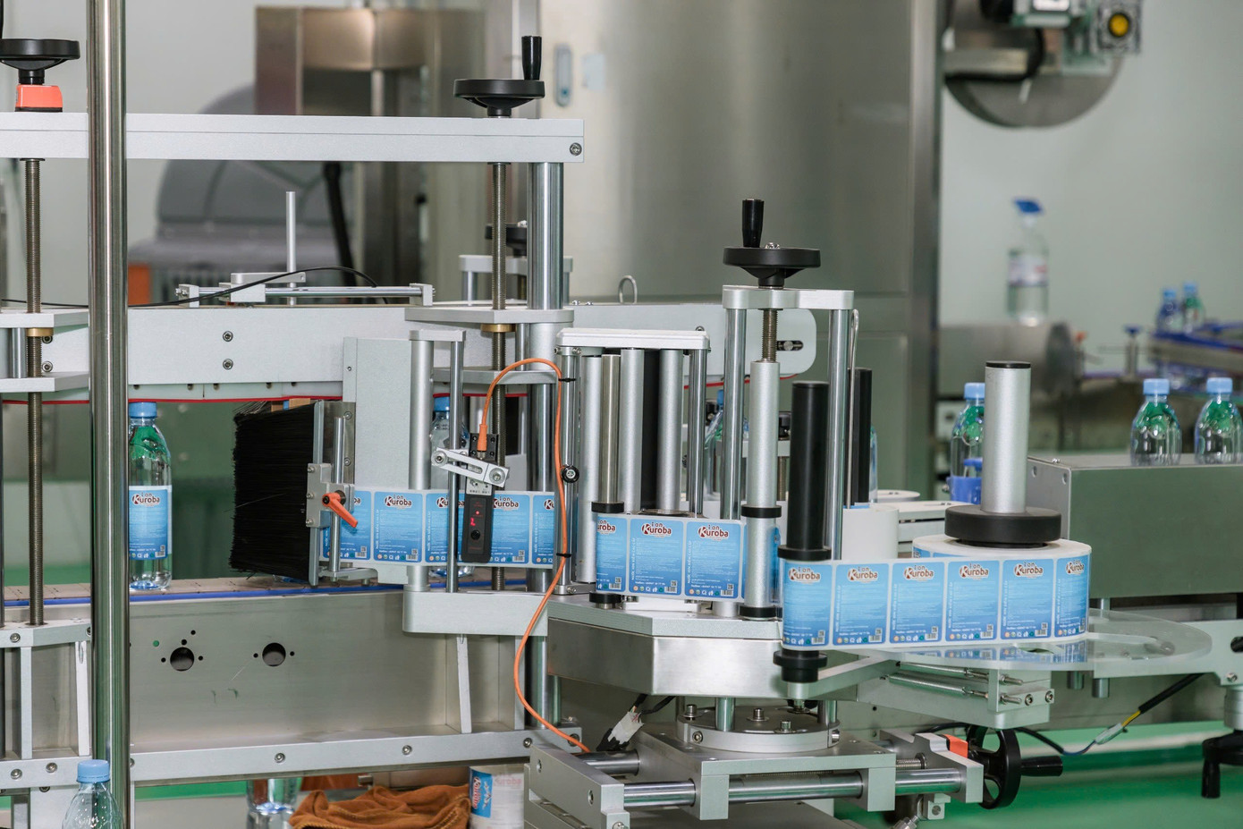 Dây chuyền sản xuất nước ion kiềm được tự động hóa khép kín.