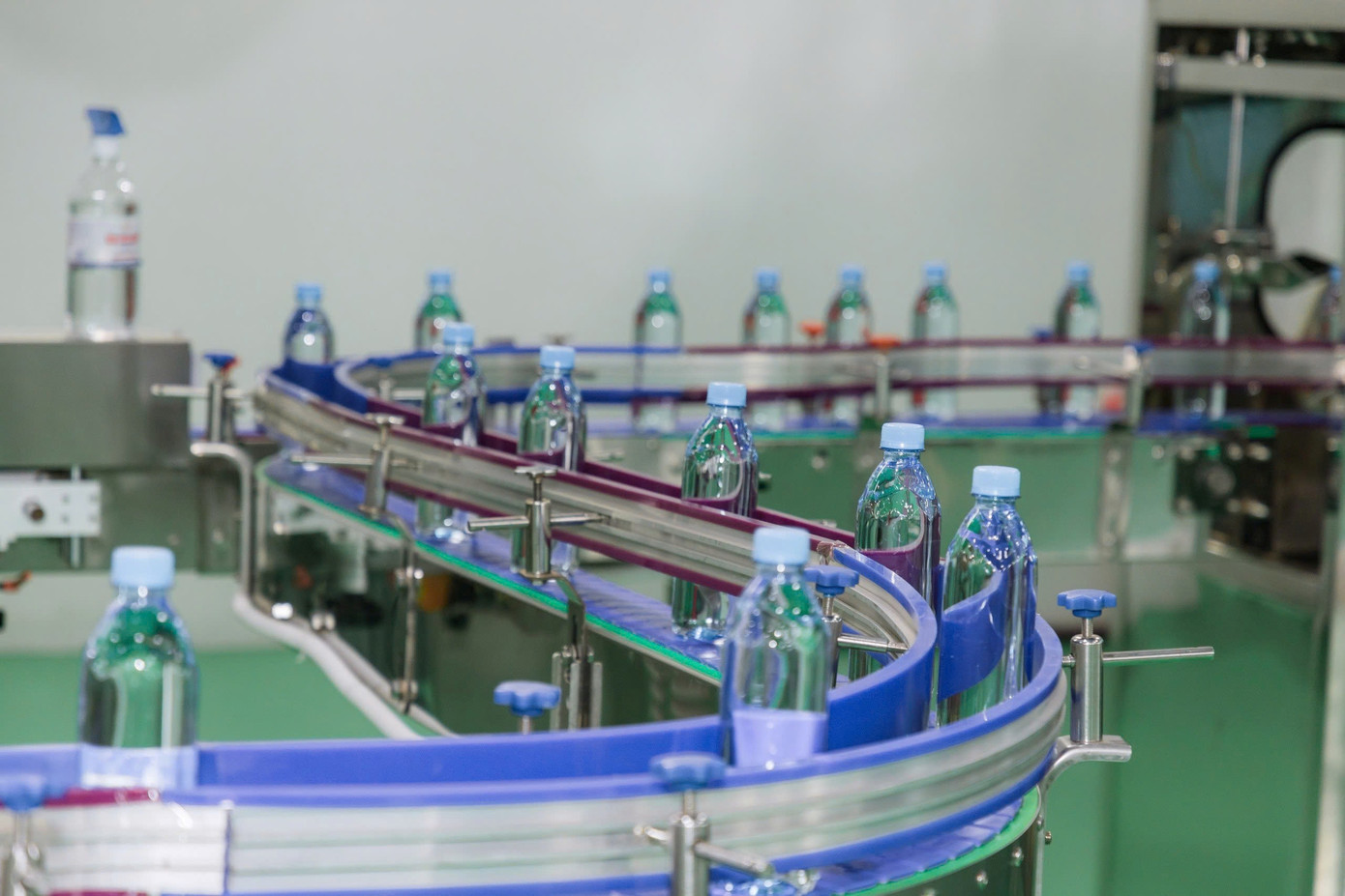 Dây chuyền sản xuất nước ion kiềm được tự động hóa khép kín.