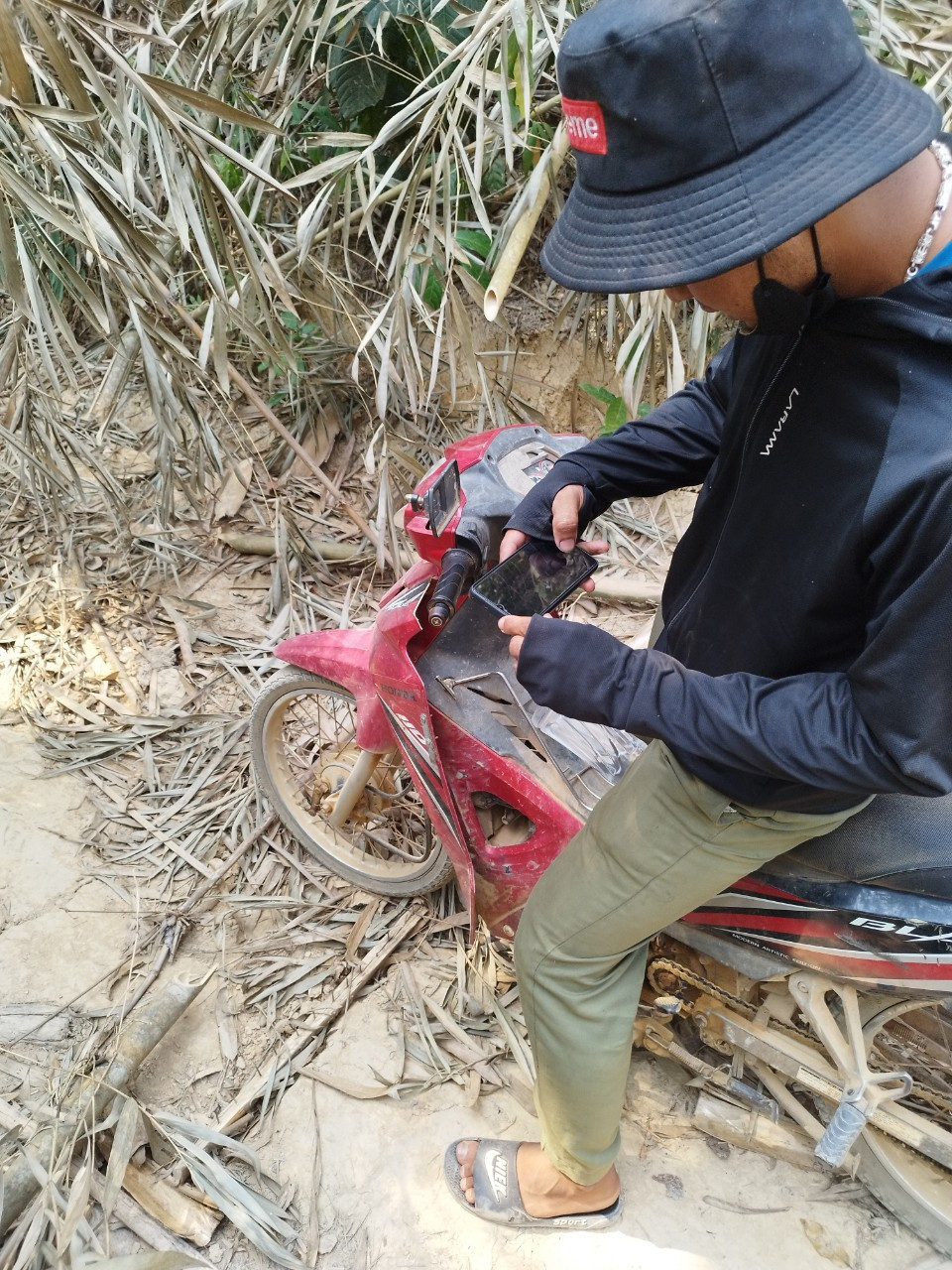 Một bẫy đinh đặt ngang giữa đường tuần tra