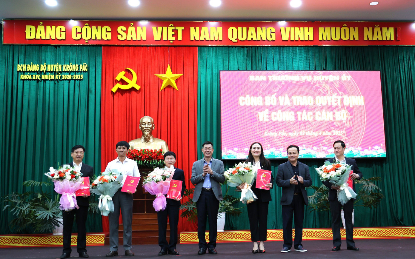 Bà Ngô Thị Minh Trinh (thứ 3, phải qua) nhận thêm nhiệm vụ mới.