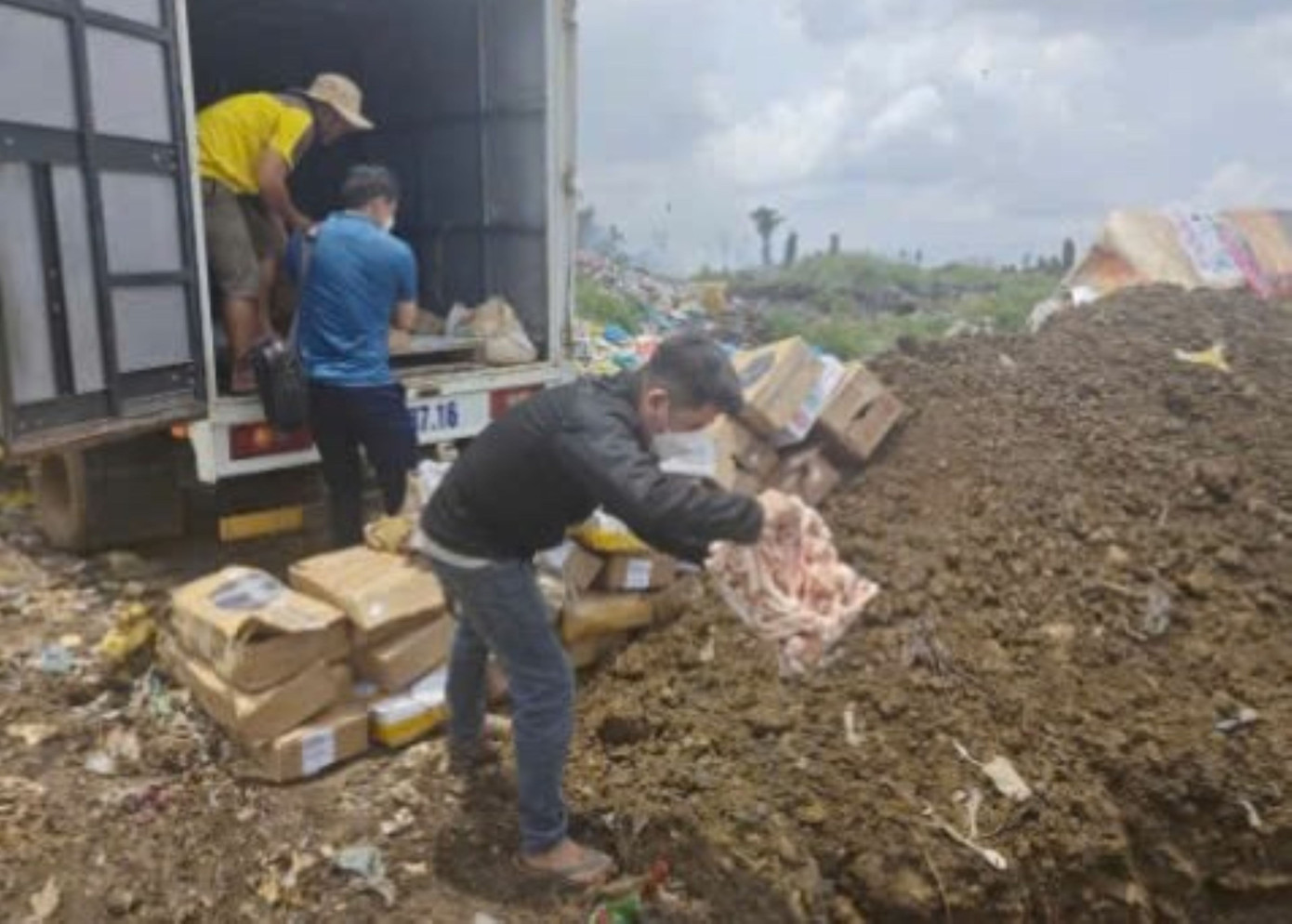 Cơ quan chức năng cho tiêu hủy số thực phẩm không rõ nguồn gốc. Cơ quan chức năng cho tiêu hủy số thực phẩm không rõ nguồn gốc.