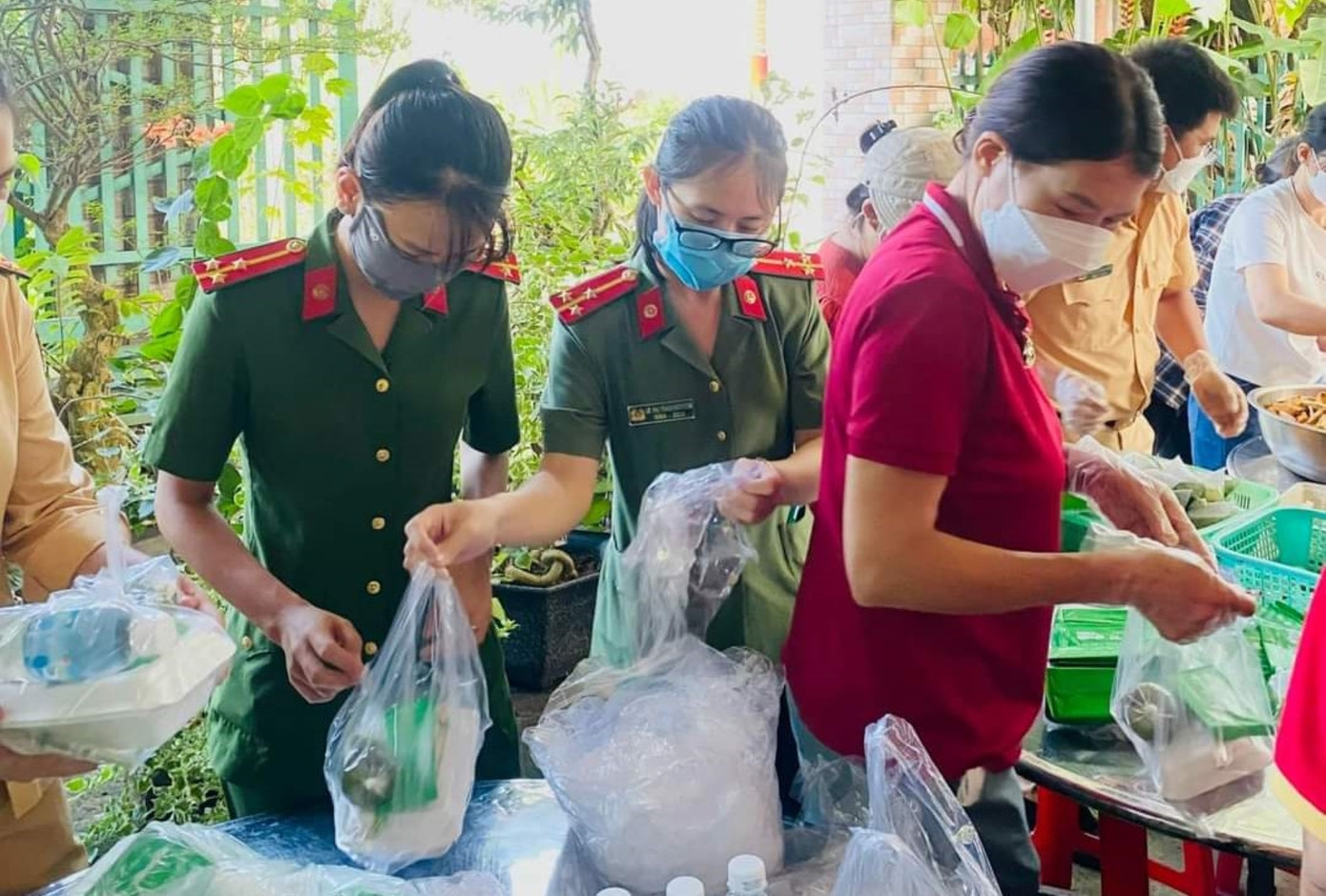 Lực lượng công an trên địa bàn tỉnh Đắk Lắk tham gia nấu, phát miễn phí cơm tiếp sức sĩ tử Lực lượng công an trên địa bàn tỉnh Đắk Lắk tham gia nấu, phát miễn phí cơm tiếp sức sĩ tử