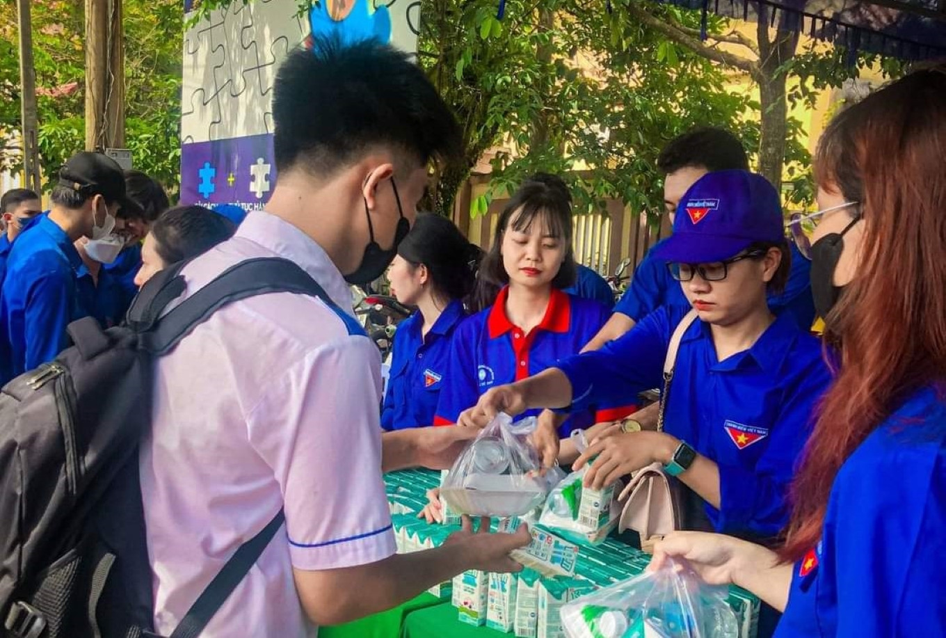 Thí sinh nhận suất cơm nghĩa tình Thí sinh nhận suất cơm nghĩa tình