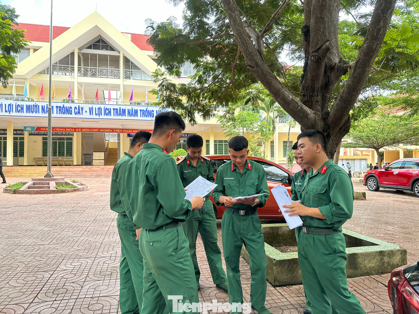 Các chiến sĩ tham gia kỳ thi tốt nghiệp THPT Các chiến sĩ tham gia kỳ thi tốt nghiệp THPT