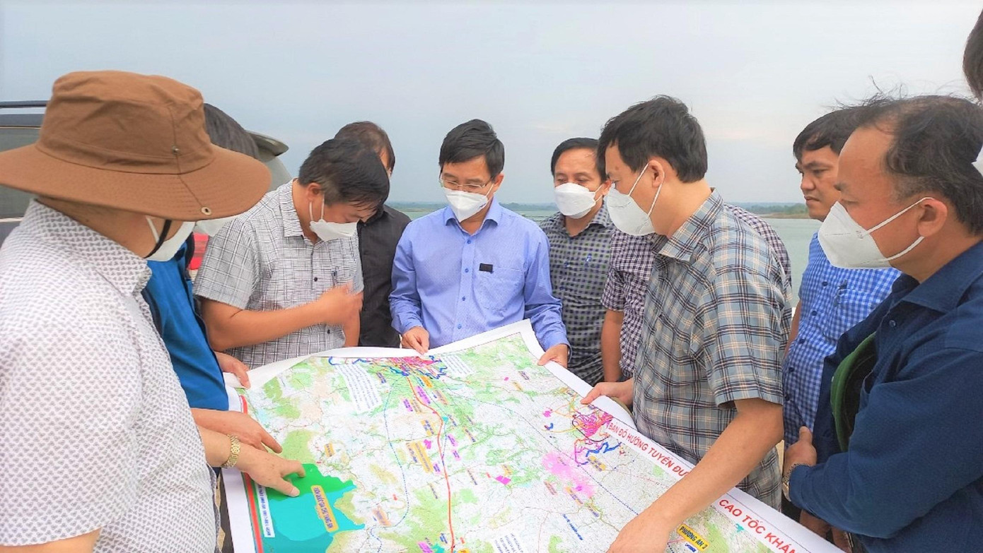 Lãnh đạo tỉnh Đắk Lắk kiểm tra thực tế địa bàn nơi cao tốc đi qua Lãnh đạo tỉnh Đắk Lắk kiểm tra thực tế địa bàn nơi cao tốc đi qua