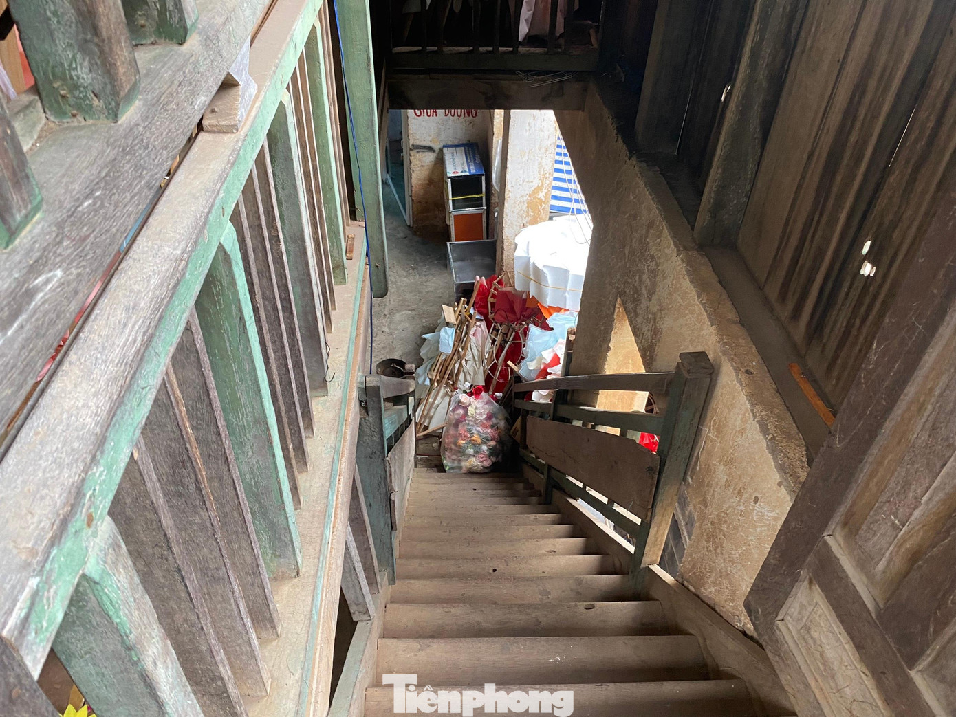 Cầu thang lên tầng 2