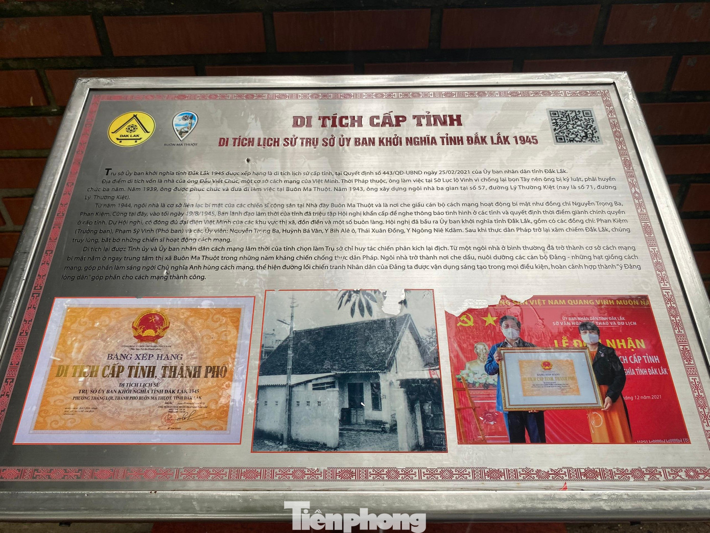 Bảng giới thiệu nội dung di tích đặt ở nơi khiêm tốn, bên góc đường