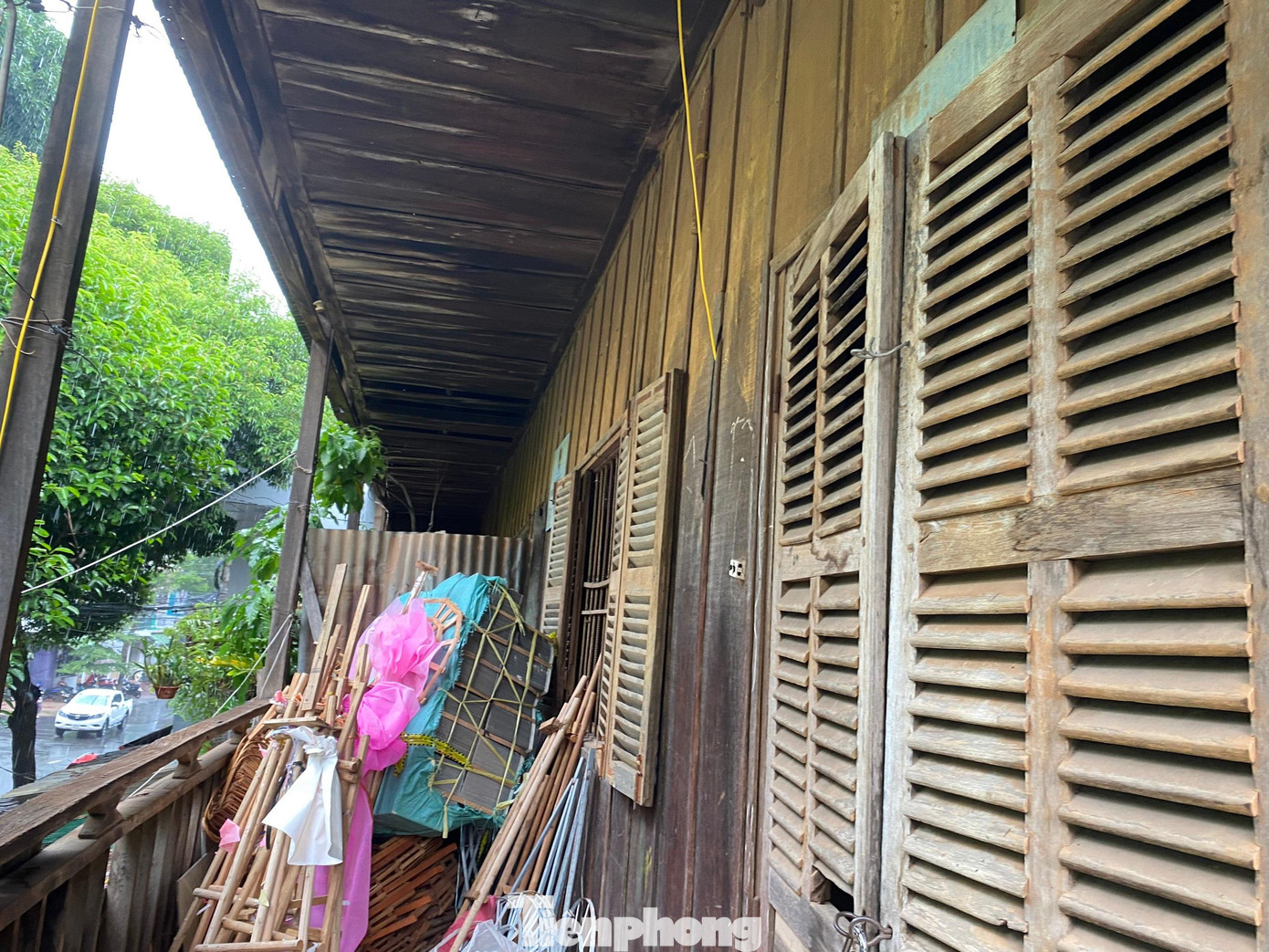 Đủ loại vật dụng trên ban công tầng 2 di tích