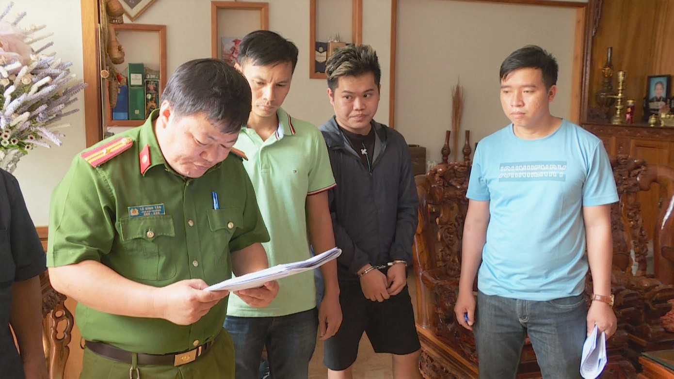 Công an khám xét nơi ở đối tượng Nguyên Công an khám xét nơi ở đối tượng Nguyên