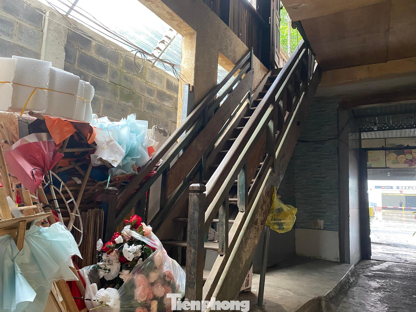 Cầu thang đi lên tầng 2 bị vô số giá đỡ, hoa khô chắn lối