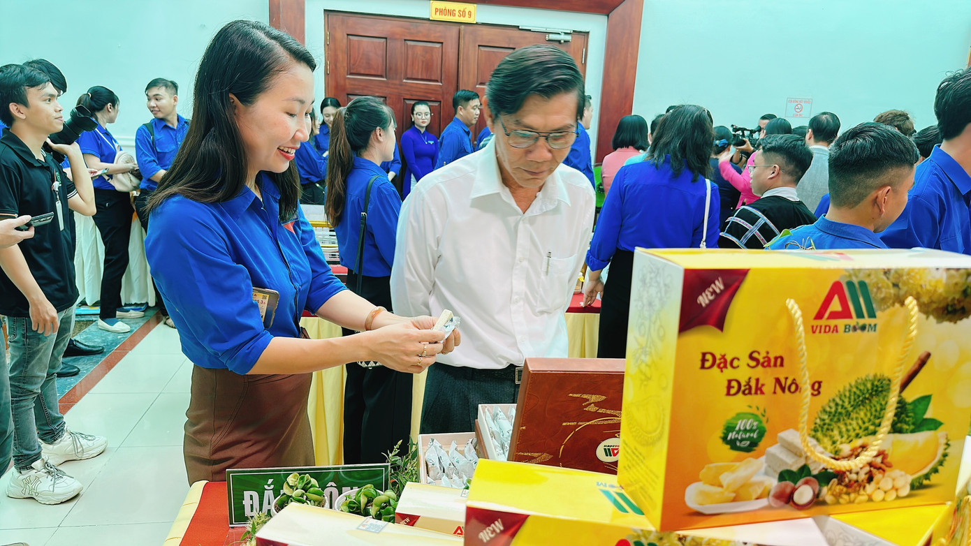 Chị Dịu giới thiệu sản phẩm của công ty mình.