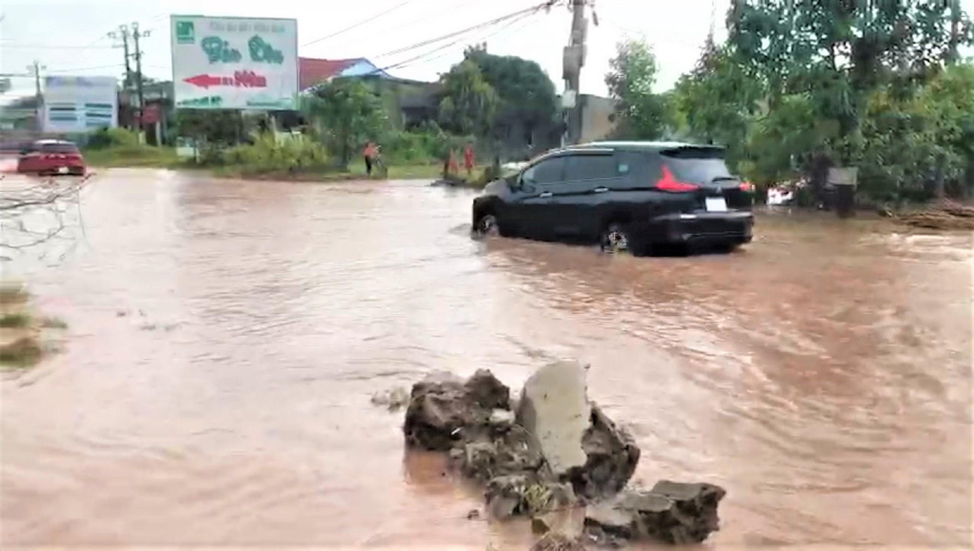 Cơn mưa chiều 25/9 gây ngập trên đường về huyện Buôn Đôn (Đắk Lắk)
