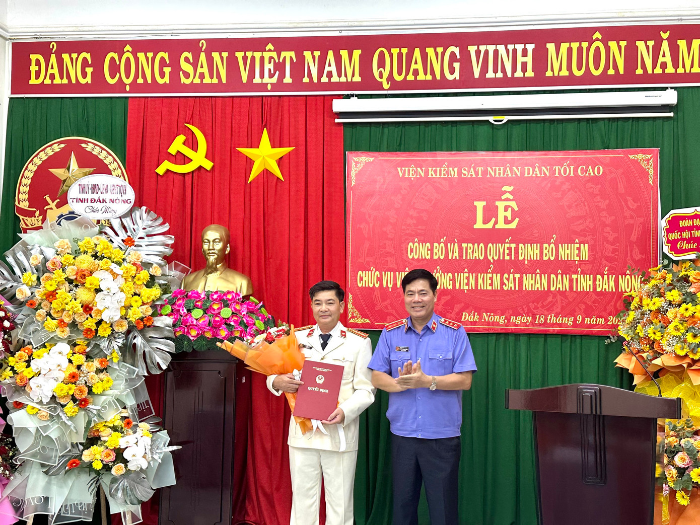 Ông Tạ Đình Đề (trái) - tân Viện trưởng VKSND tỉnh Đắk Nông Ông Tạ Đình Đề (trái) - tân Viện trưởng VKSND tỉnh Đắk Nông