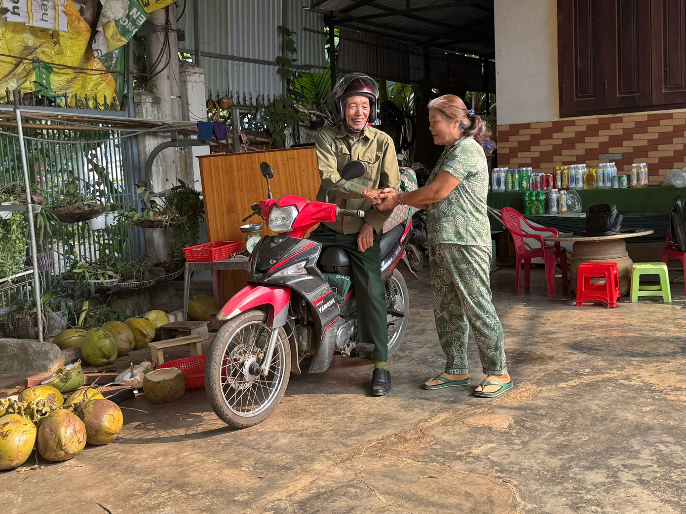 Bà Phạm Thị Kim Sen - vợ ông Tính, dặn dò chồng trước khi lên đường.