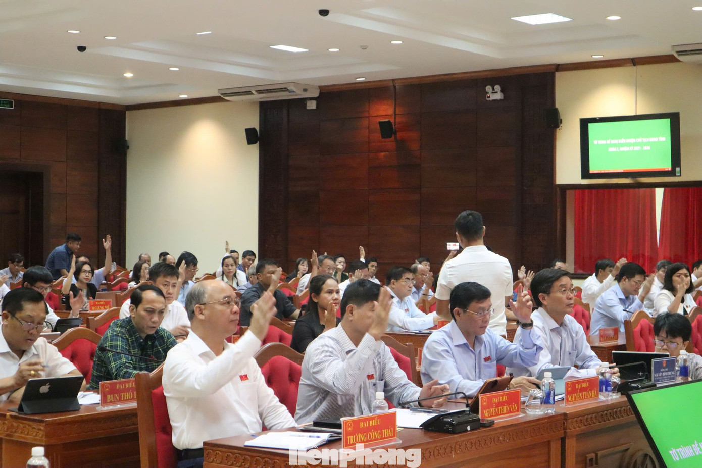 Các đại biểu thông qua nội dung miễn nhiệm Chủ tịch UBND tỉnh đối với ông Phạm Ngọc Nghị. Các đại biểu thông qua nội dung miễn nhiệm Chủ tịch UBND tỉnh đối với ông Phạm Ngọc Nghị.