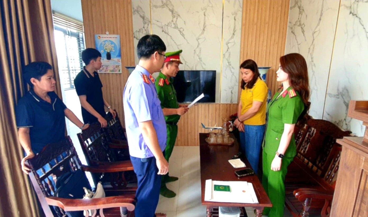 Đối tượng Hà Thị Thu Thủy (áo vàng) Đối tượng Hà Thị Thu Thủy (áo vàng)