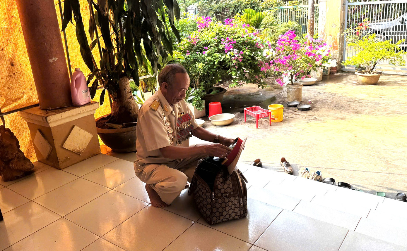 Ông Tính chuẩn bị hành trang để vào TPHCM dự đại lễ 30/4.