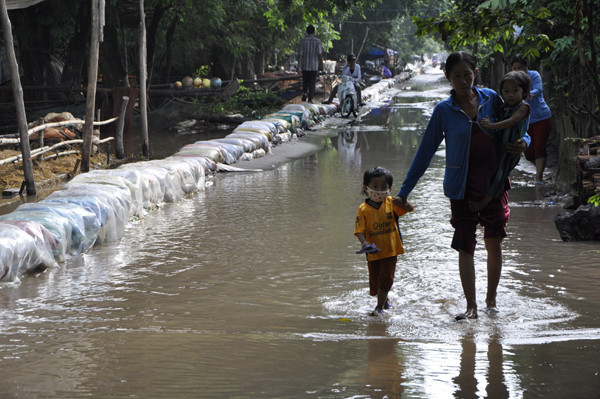 22 người chết vì lũ trong đó chủ yếu là trẻ em. Một cảnh đưa con trẻ chạy lũ tại Thường Phước II, huyện Hồng Ngự . Đã có 22 người chết vì lũ trong đó chủ yếu là trẻ em. Một cảnh đưa con trẻ chạy lũ tại Thường Phước II, huyện Hồng Ngự