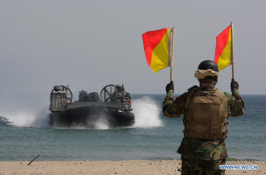 Một tàu chiến chuẩn bị vào bờ.