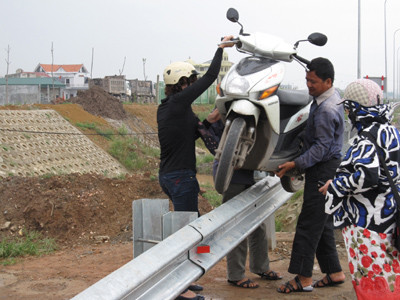 Các hạng mục hoàn thành, điểm rẽ xa buộc phải nhờ dịch vụ đưa xe qua đường . Ảnh: N.Hùng Các hạng mục hoàn thành, điểm rẽ xa buộc phải nhờ dịch vụ đưa xe qua đường