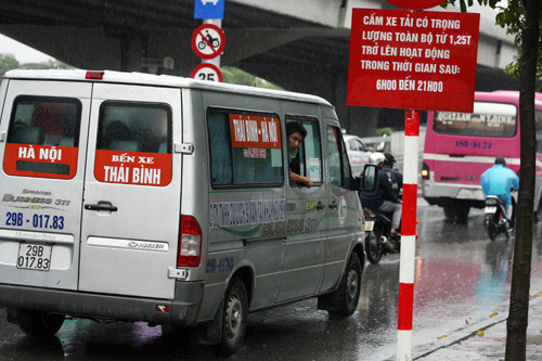  Nhiều lái xe tuyến liên tỉnh Thái Bình, Nam Định còn nhìn qua cửa kính để bắt khách dọc đường, đoạn qua đường Nguyễn Xiển.