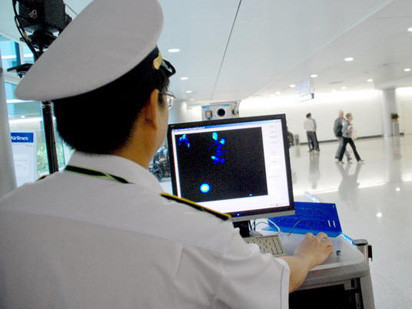 Kiểm tra thân nhiệt hành khách tại sân bay Tân Sơn Nhất - Ảnh: Mậu Trường