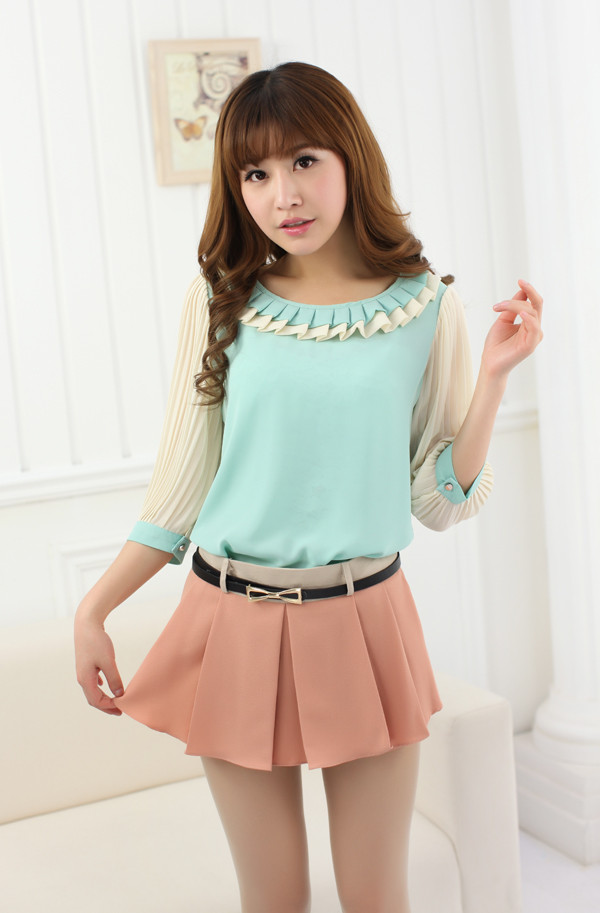 Trong tủ đồ nhà bạn hẳn không thể thiếu quần shorts. Với chức năng mang lại sự thoải mái, năng động cũng như giúp bạn gái “khoe” đôi chân thon cuốn hút, quần shorts lúc nào cũng được xếp vào list những món đồ cô nàng nào cũng phải có mỗi khi hè tới. Bạn sẽ vô cùng nổi bật cùng short hoa mang nhiều màu sắc được cách điệu với các họa tiết hoa nhỏ, to khác nhau. Bạn nên kết hợp short họa tiết hoa với áo có gam màu đơn sắc như màu đen, màu be, màu trắng... Khắc phục nhược điểm của quần short hơi thô cứng và chật chội hay những chiếc váy ngắn khiến chúng mình có thể gặp sự cố “hớ hênh” khi vận động, quần short váy là sự kết hợp hoàn hảo để teen girl khoe vẻ đáng yêu, xinh xắn mà cực kỳ thoải mái. Ngoài ra, các kiểu quần short màu sặc sỡ hay short đều có thể đem đến cho bạn gái nét trẻ trung năng động trong ngày hè.